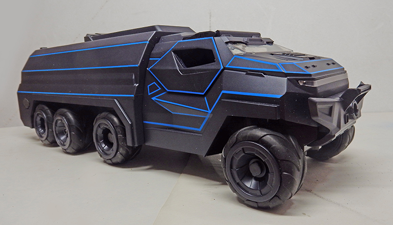 Maquette de véhicule blindé futuriste noir à huit roues avec lignes lumineuses bleues