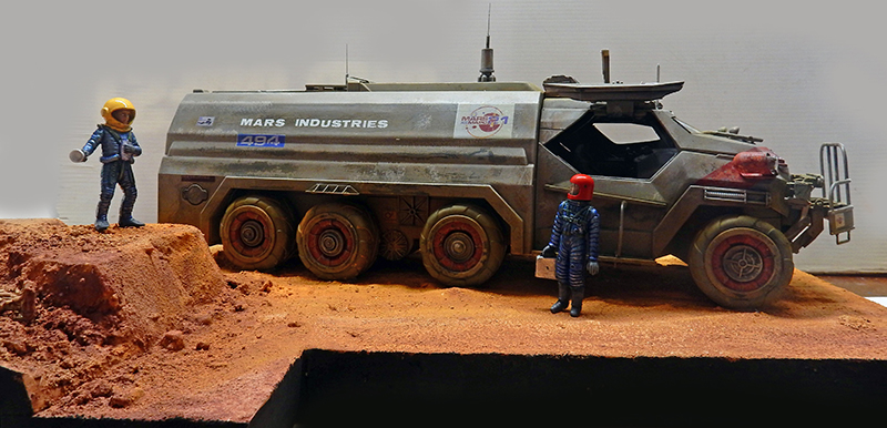 Maquette de véhicule citerne Mars Industries avec deux astronautes sur sol martien ocre