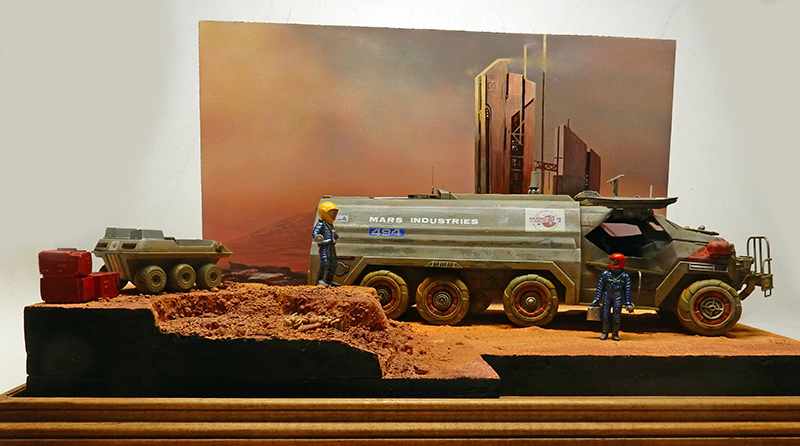 Diorama de maquettisme montrant un camion-citerne Mars Industries et deux figurines d'astronautes sur sol martien