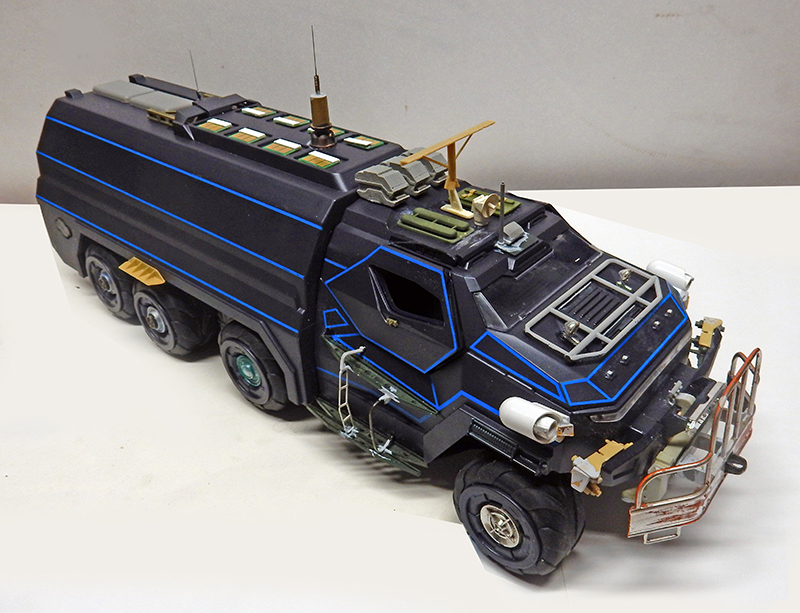 Maquette de véhicule tout-terrain blindé noir à liserés bleus, six roues, antennes et échelles