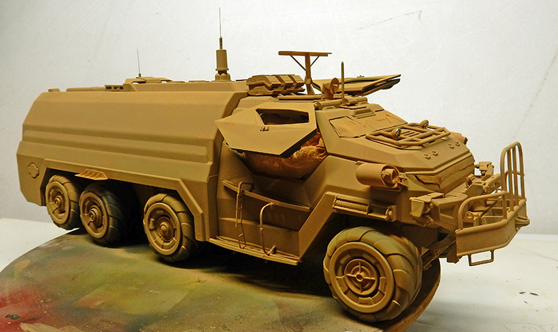 Maquette de véhicule blindé militaire à six roues couleur sable, vue trois-quarts avant