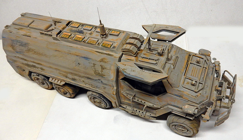 Maquette de véhicule blindé futuriste à six roues, patine rouille et antenne, vue trois quarts