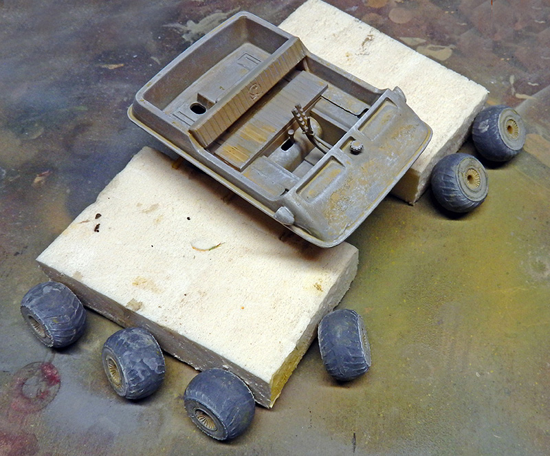 Maquette de véhicule lunaire à six roues en cours d'assemblage sur blocs de mousse