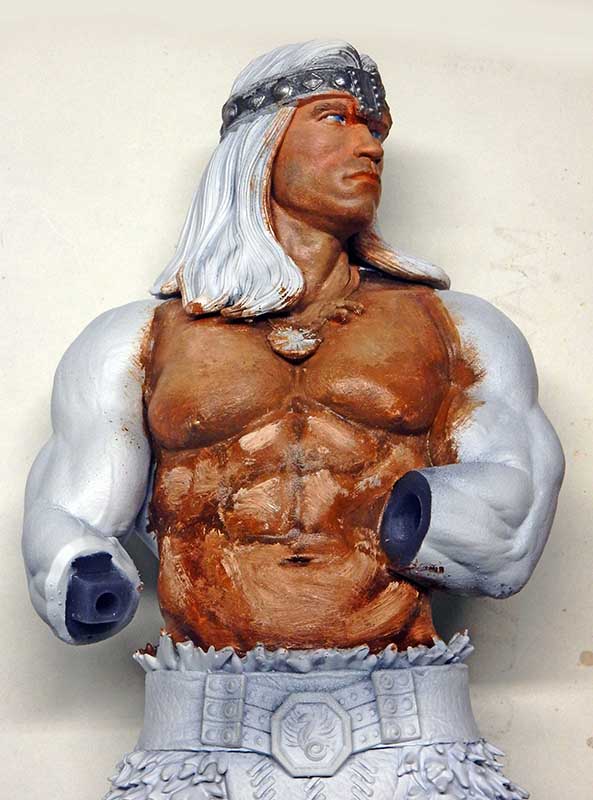 Buste de Conan le Barbare en cours de peinture, torse et visage colorés, bras gris non peints