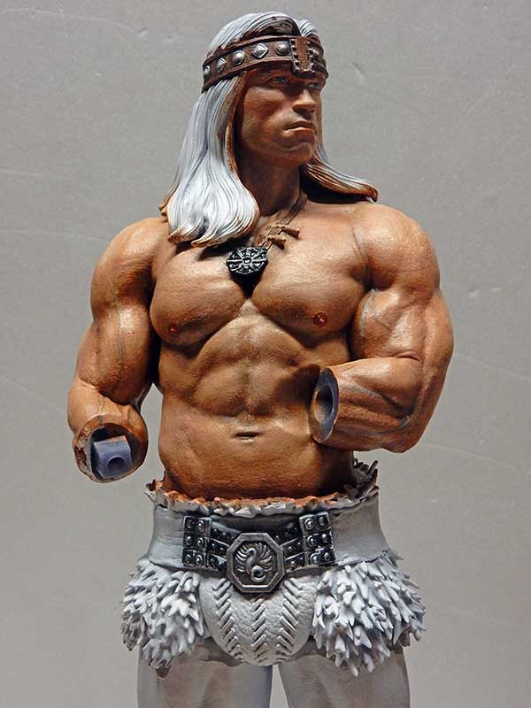 Buste de la figurine Conan musclé au torse nu, bandeau et ceinture, bras en cours de montage