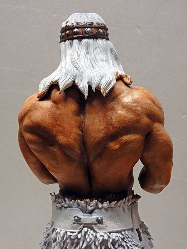 Vue de dos de la maquette Conan montrant le dos musclé peint et les cheveux blancs