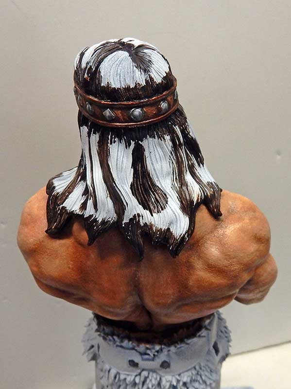 Vue de dos de la figurine Conan montrant la chevelure peinte et le bandeau métallique