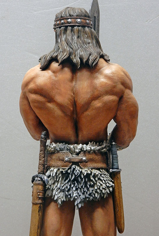 Vue de dos de la figurine Conan montrant le dos musclé, le bandeau et le pagne de fourrure