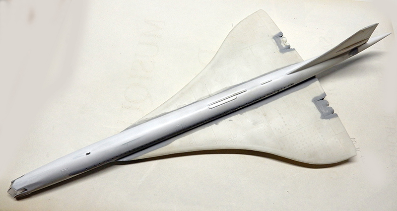 Fuselage et aile delta de la maquette du Concorde assemblés en plastique gris non peint