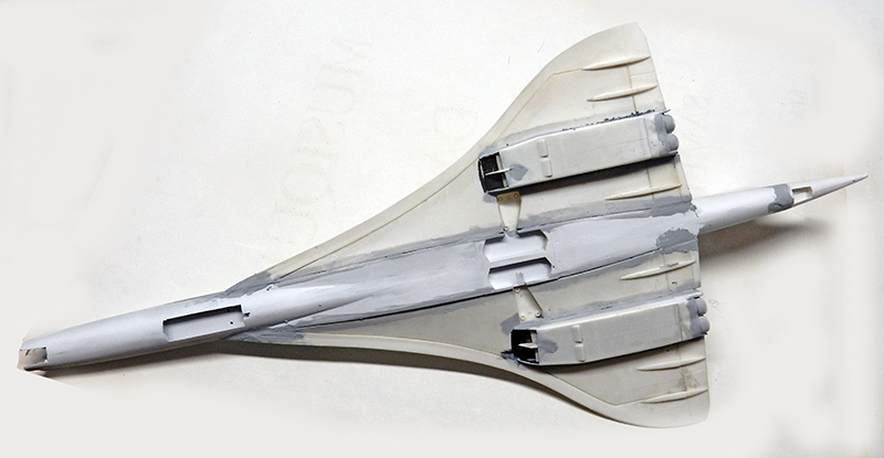 Maquette du Concorde en cours de montage vue de dessous, mastic appliqué sous les nacelles moteurs