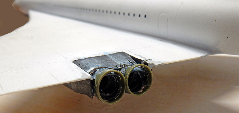 Détail des tuyères de réacteurs sous l'aile d'une maquette de Concorde en construction