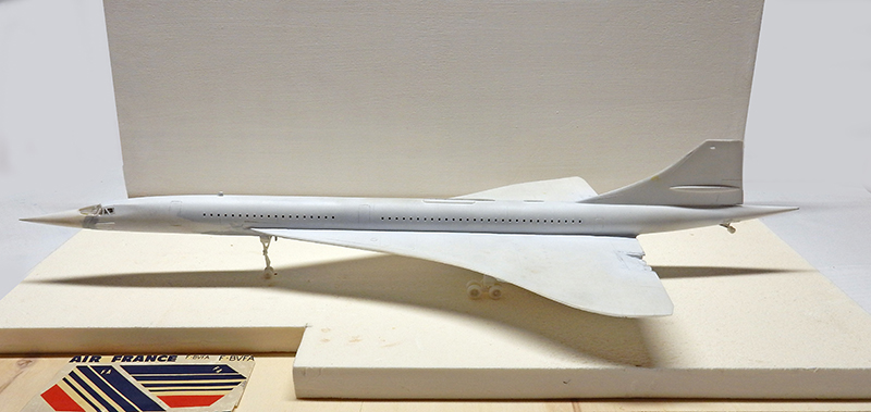 Maquette du Concorde Air France peinte en blanc, vue de profil sur support en bois
