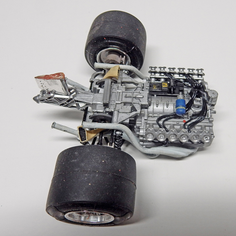 Maquette de châssis de Formule 1 avec moteur, transmission et pneus slicks arrière détaillés