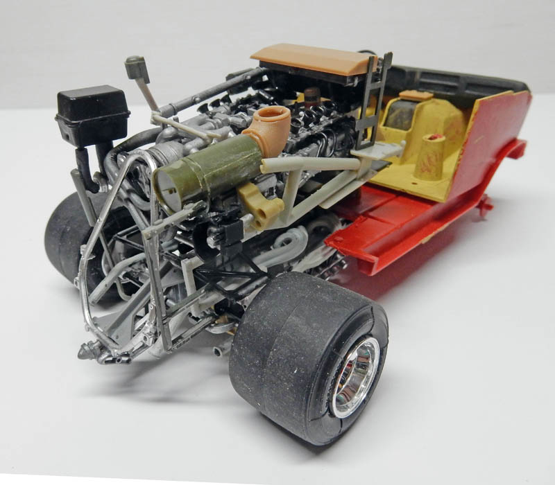 Maquette de châssis de voiture de course avec moteur détaillé, suspension et pneus larges