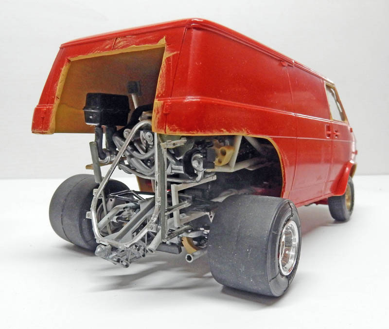 Maquette de fourgon dragster rouge capot ouvert dévoilant moteur châssis tubulaire et larges pneus arrière