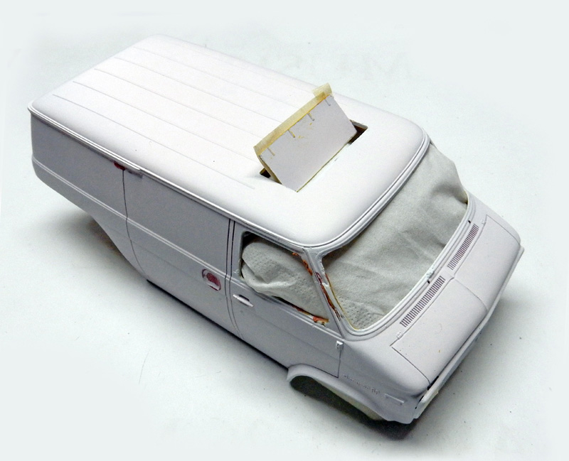 Carrosserie de fourgonnette miniature blanche avec masquage de toit ouvrant et habitacle rempli de papier