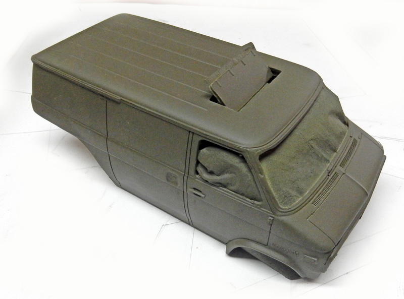 Carrosserie de fourgonnette miniature en apprêt gris mat, vue de trois quarts arrière