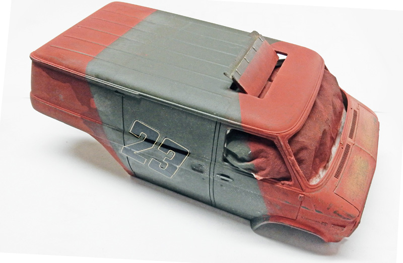 Carrosserie de maquette de fourgon numéro 23 peinte rouge et gris, couverte de poussière