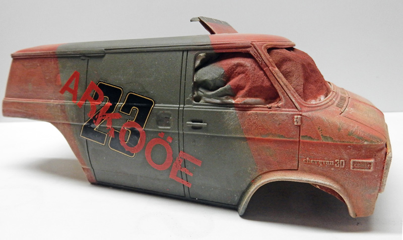 Carrosserie de van Chevrolet maquette vieillie patine rouille et poussière effet contamination gris rouge