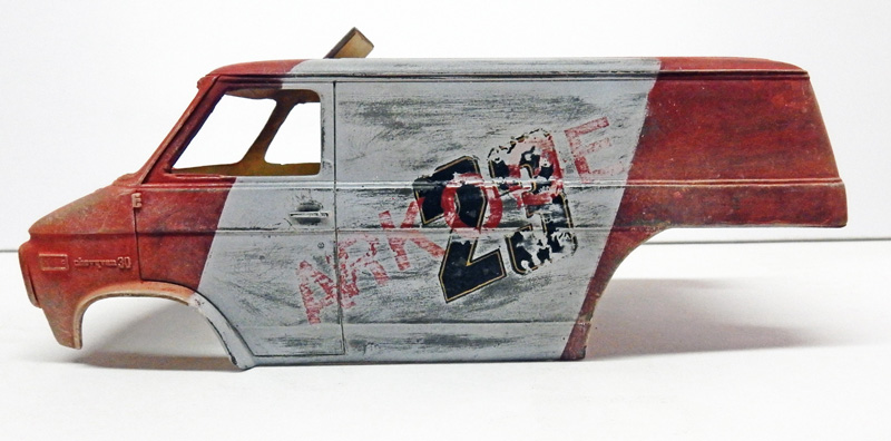 Carrosserie de van miniature vieillie aux teintes rouge et grise, vernis écaillé et décalcomanies usées