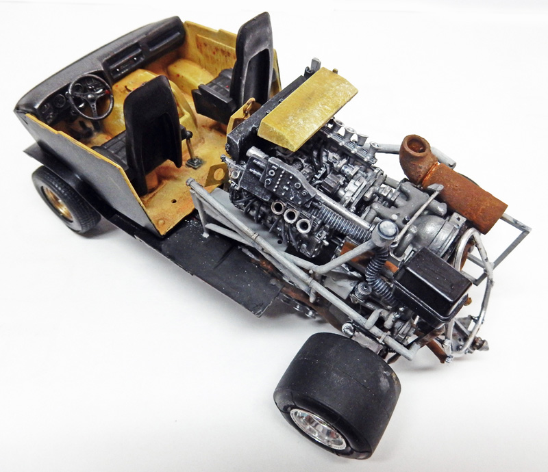 Maquette de hot rod sans carrosserie montrant moteur détaillé, châssis et habitacle vieillis