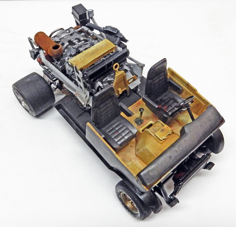 Châssis de maquette de voiture sans carrosserie avec moteur, sièges et intérieur vieillis par la rouille