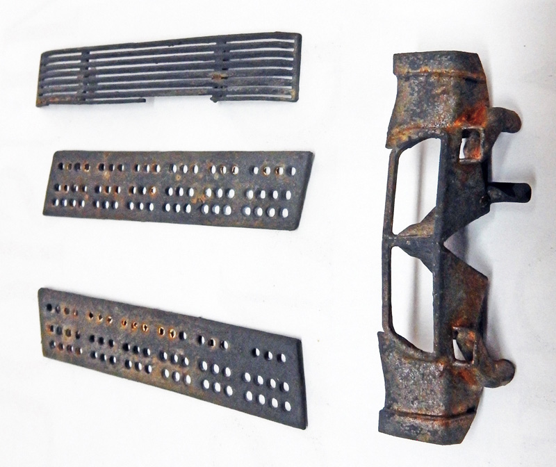 Pièces métalliques rouillées et patinées de maquette présentant des effets de contamination et corrosion