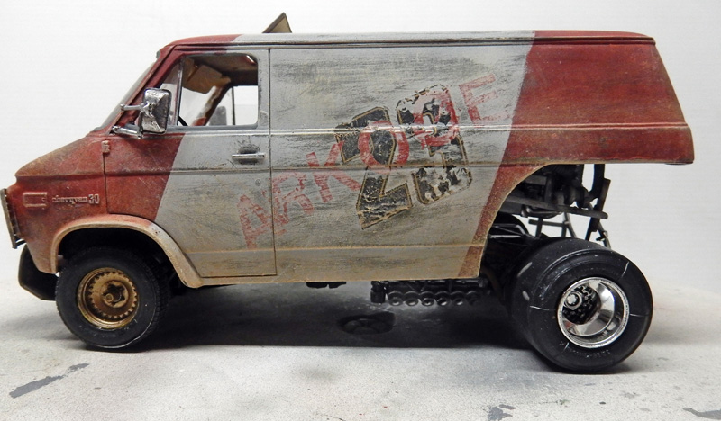 Maquette de van Chevrolet rouillé et patiné aux teintes rouge et grise, vue de profil