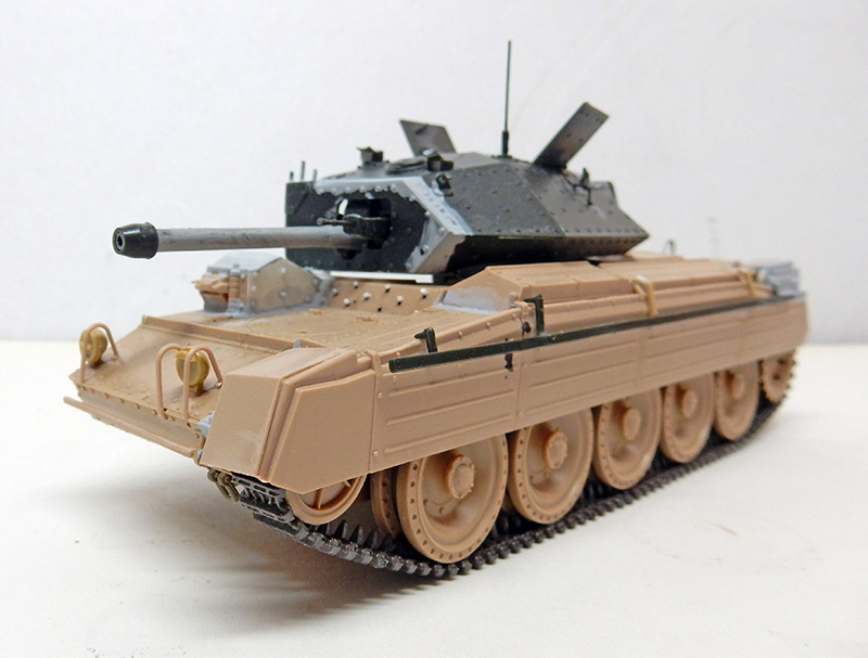 Maquette de char britannique Crusader en cours de montage, caisse beige sable et tourelle grise non peinte