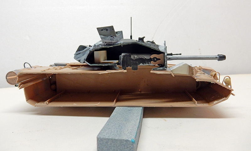 Maquette de char britannique Crusader en cours de montage, tourelle ouverte vue de face