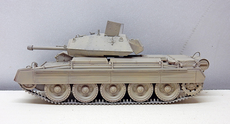 Maquette de char Crusader britannique de profil non peinte, cinq roues et tourelle