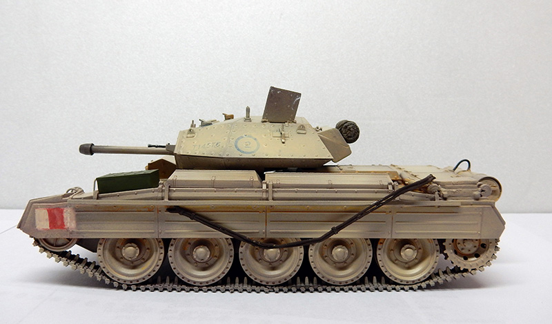 Maquette de char britannique Crusader en livrée sable du désert, vue de profil