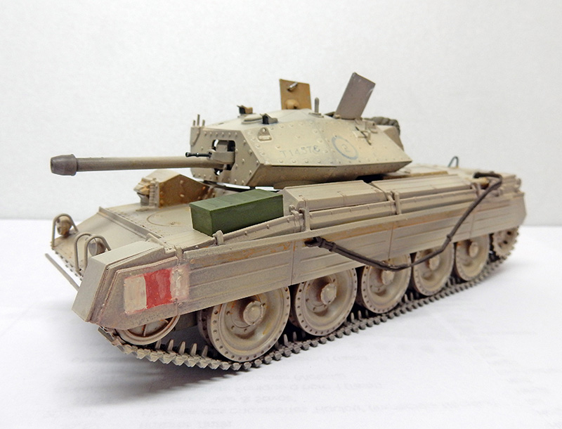 Maquette de char britannique Crusader aux couleurs sable du désert, vue de trois quarts avant