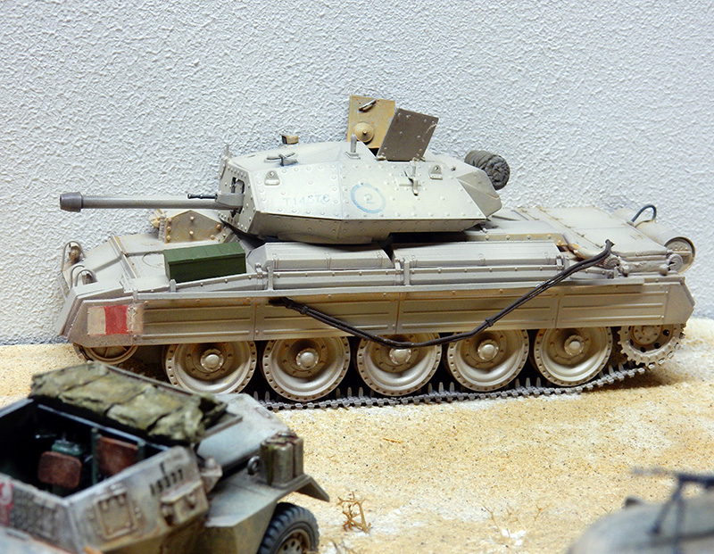 Maquette de char britannique Crusader en livrée sable sur un diorama désertique de Gazala