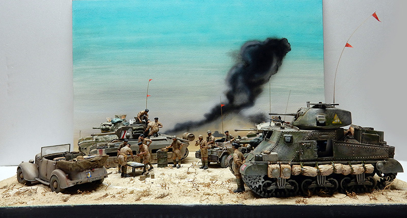Diorama de la bataille de Gazala avec chars britanniques, figurines de soldats et fumée noire dans le désert