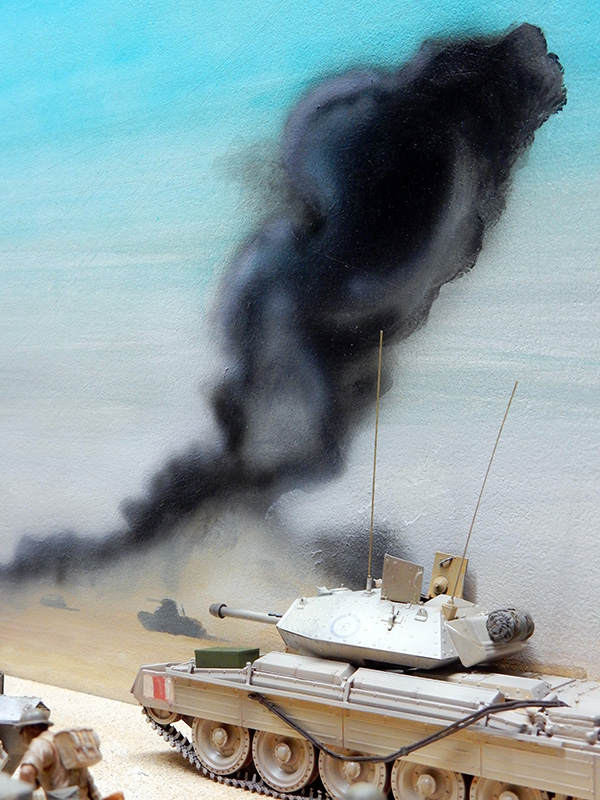 Maquette de char britannique dans le désert devant un nuage de fumée noire peint sur le décor
