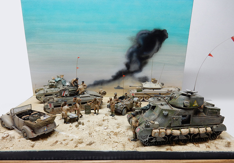 Diorama de la bataille de Gazala avec chars britanniques, figurines et fumée noire dans le désert