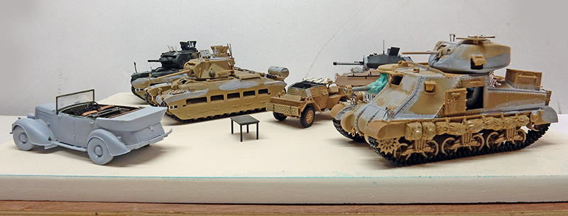 Maquettes de chars et véhicules militaires de la Seconde Guerre mondiale alignés sur un socle