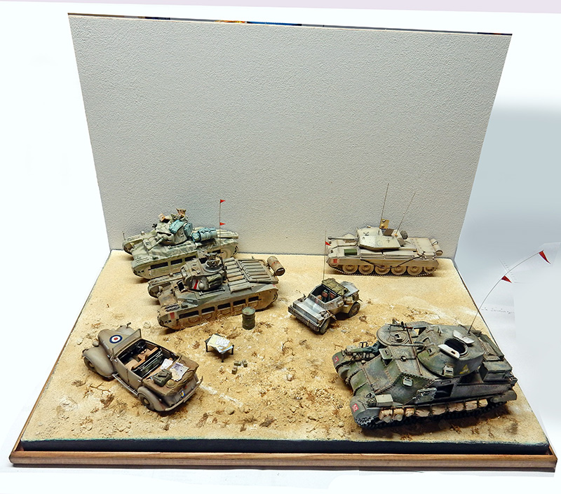Diorama de maquettes de chars et véhicules britanniques dans le désert de Cyrénaïque