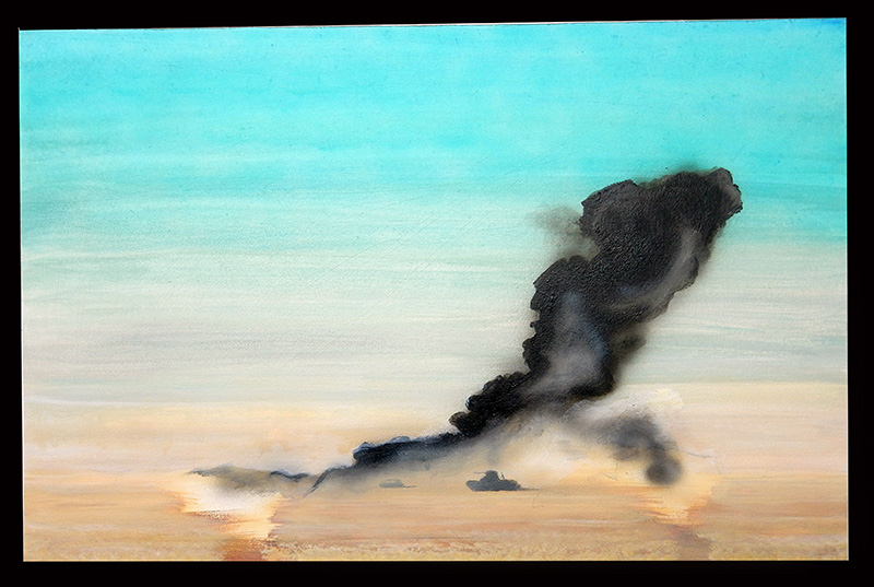 Épaisse colonne de fumée noire s'élevant au-dessus du désert sous un ciel turquoise