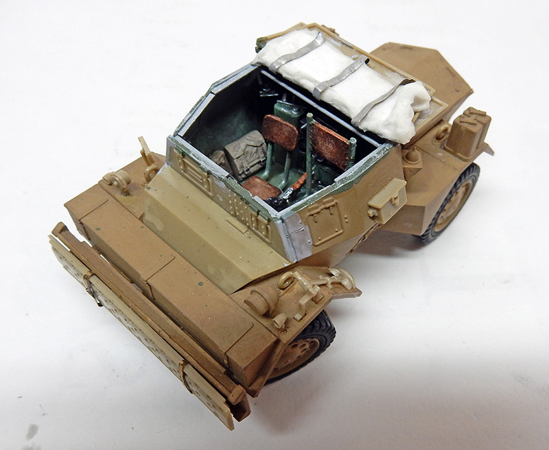 Maquette de voiture blindée britannique en livrée sable du désert avec intérieur détaillé et chargement