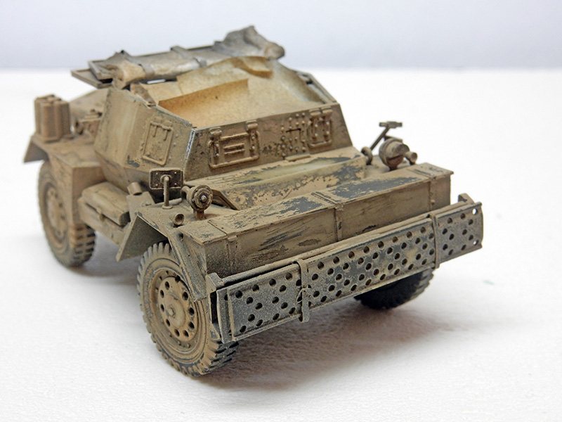 Maquette de véhicule blindé de reconnaissance aux teintes sable, vieilli pour la campagne de Cyrénaïque