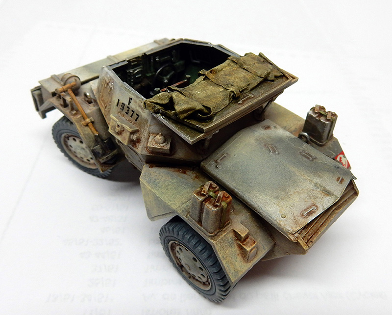Maquette de voiture blindée britannique ouverte aux teintes sable, patine désertique marquée et numéro de châssis