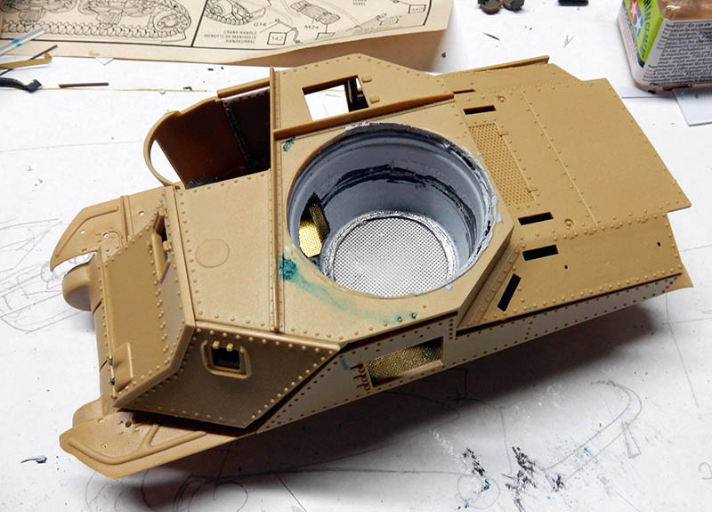 Caisse de maquette de véhicule blindé peinte en sable avec emplacement de tourelle ouvert sur l'établi