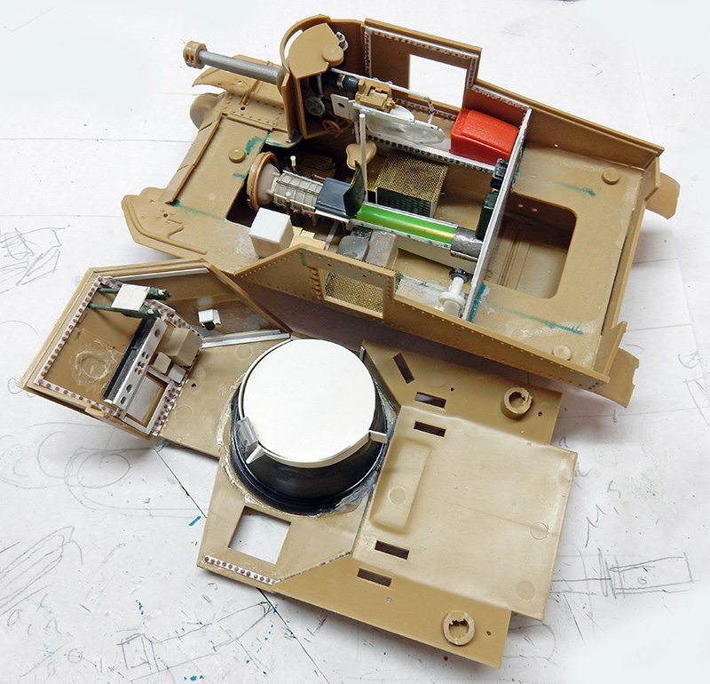 Maquette de char en construction montrant l'intérieur détaillé du compartiment de combat couleur sable