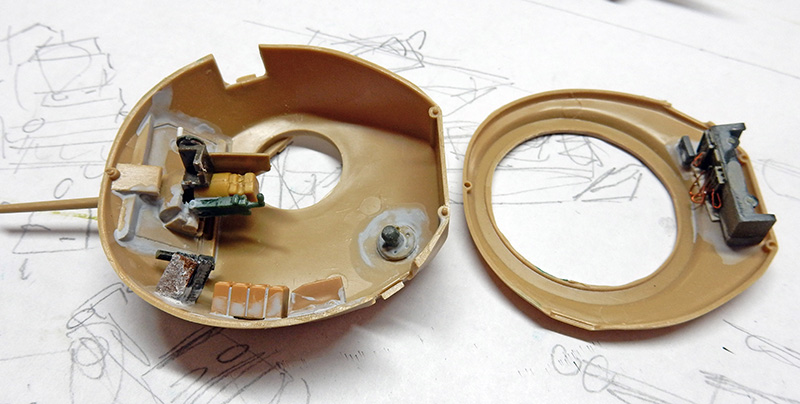 Intérieur de tourelle de char miniature en cours d'aménagement avec détails et équipements peints