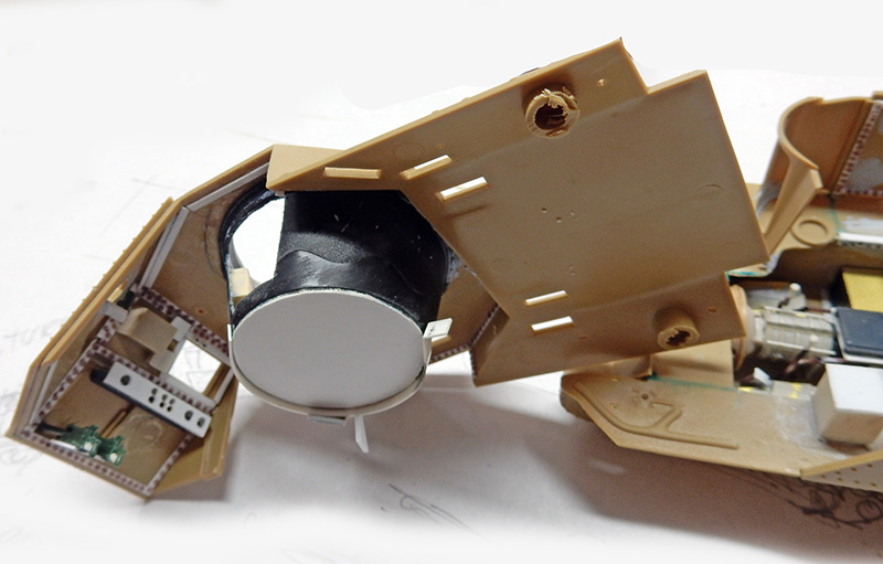Caisse de char en plastique beige en cours d'assemblage avec aménagement intérieur détaillé