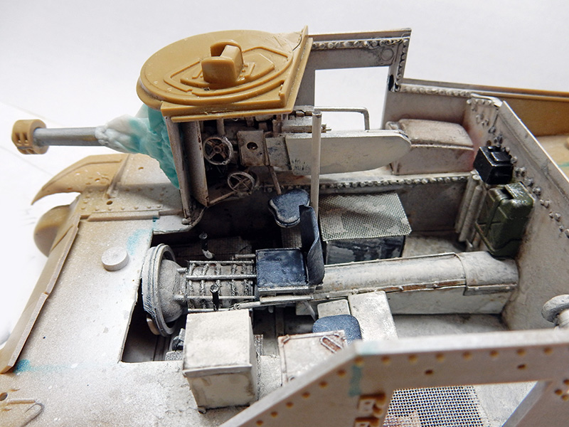 Intérieur détaillé d'une maquette de char avec canon, mécanismes de tourelle et compartiment de combat