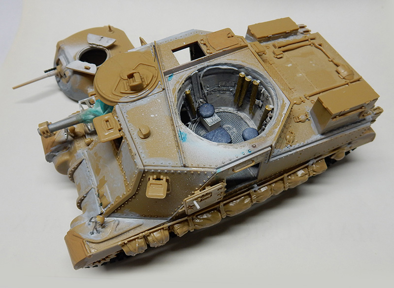 Maquette de char américain M3 Lee en cours de peinture sable, intérieur de tourelle visible avec obus