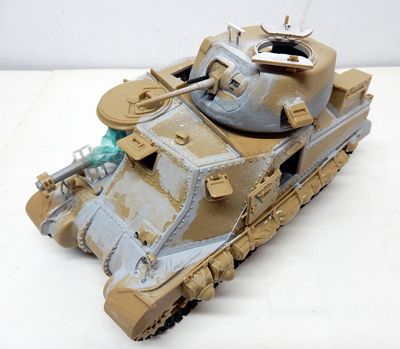 Maquette de char américain M3 Grant en cours de peinture sable et apprêt gris